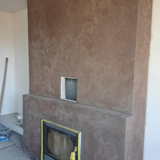 Betonová stěrka na krb s mandalami